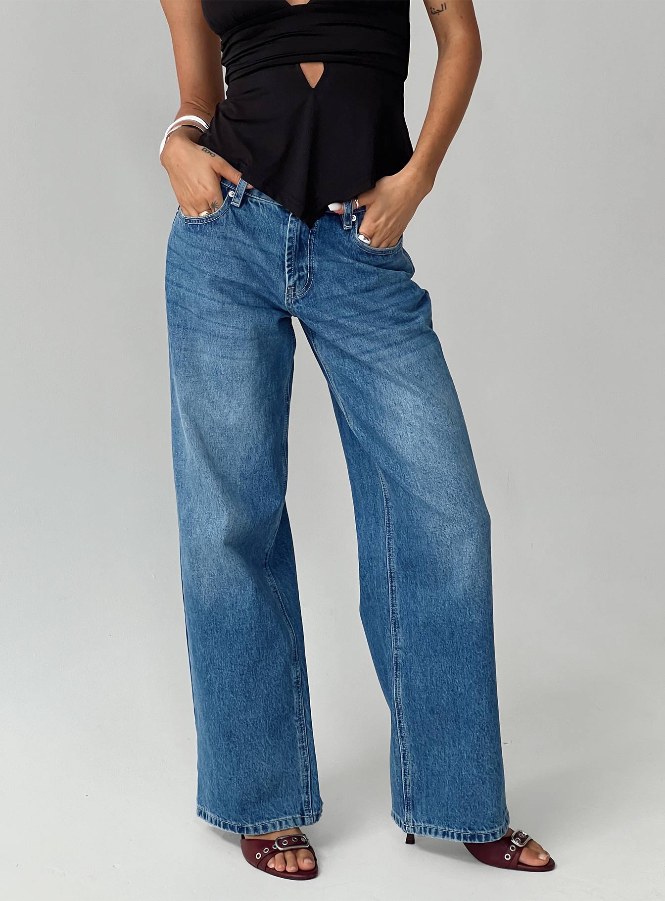 Serenitia Mid Rise Relaxed Jeans Mid Blue Wash Petite - Image 8