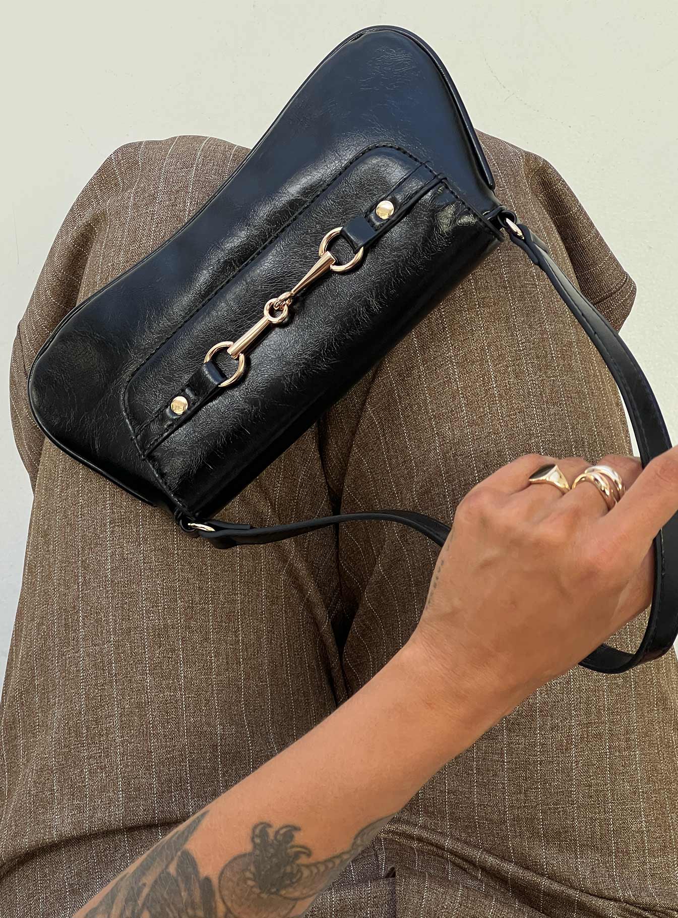 Pulse Shoulder Bag Black Gold - Image 5