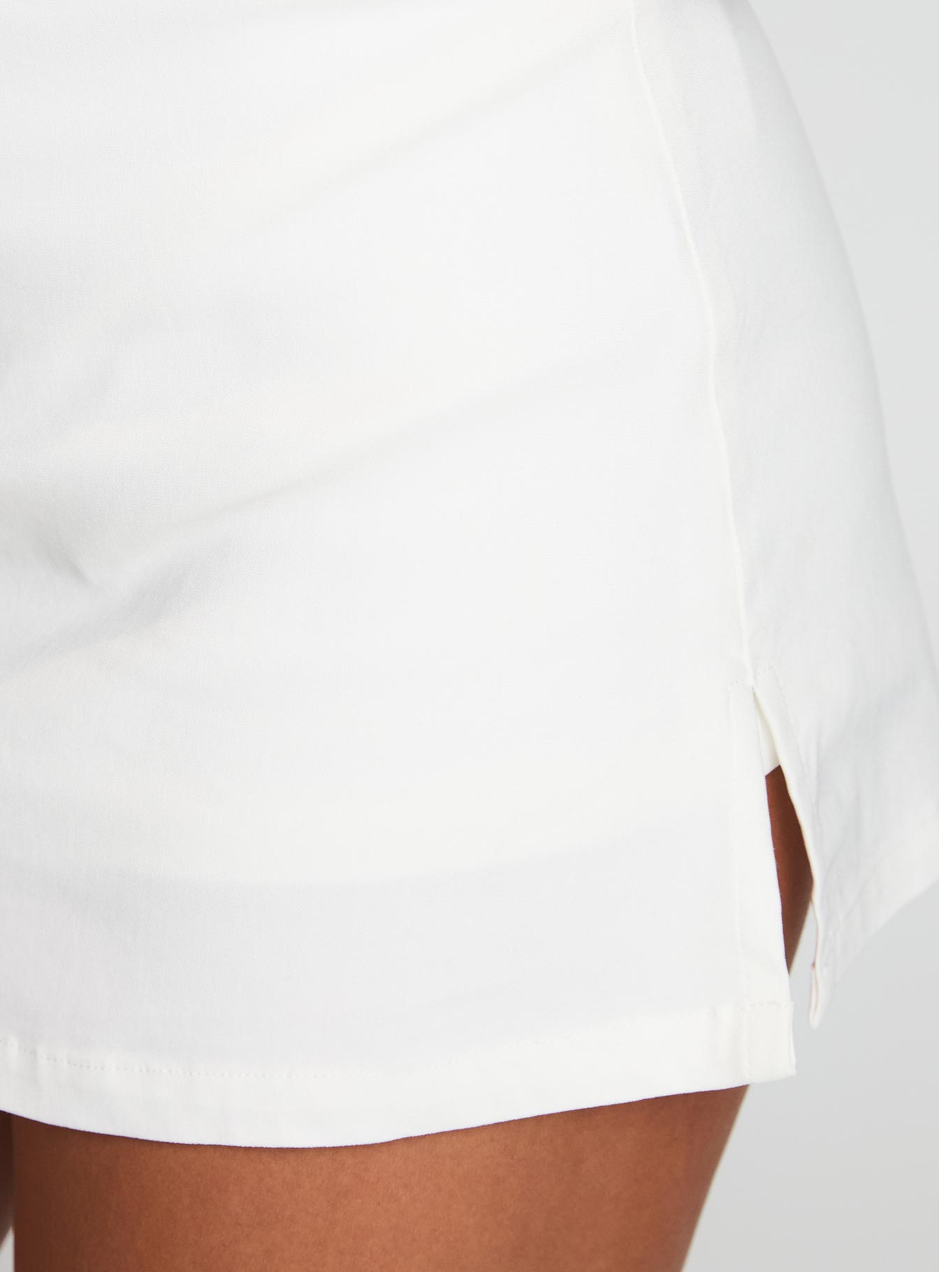Cant Sleep Skort White Petite - Image 6